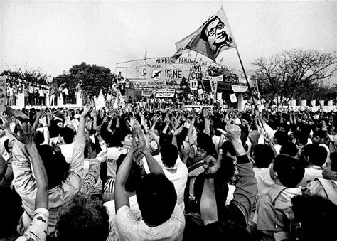 People Power Revolution: En revolutionär kampanj för demokrati och ett slut på diktaturen under Ferdinand Marcos